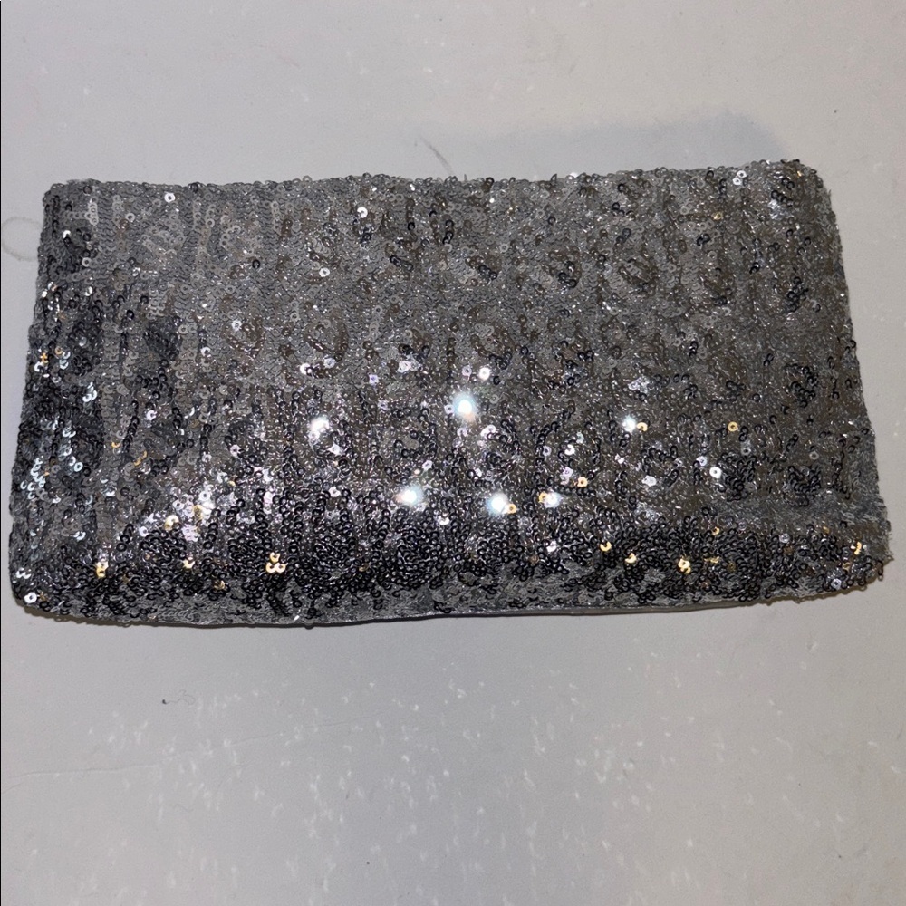SILVER SEQUINED CLUTCH SNAP CLOSURE
ONE SIDE SILVER SATIN OTHER SIDE SEQUINED